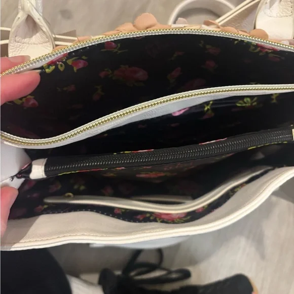 NWT Betsey Johnson Beige Floral Bow Satchel - Picture 4 of 5